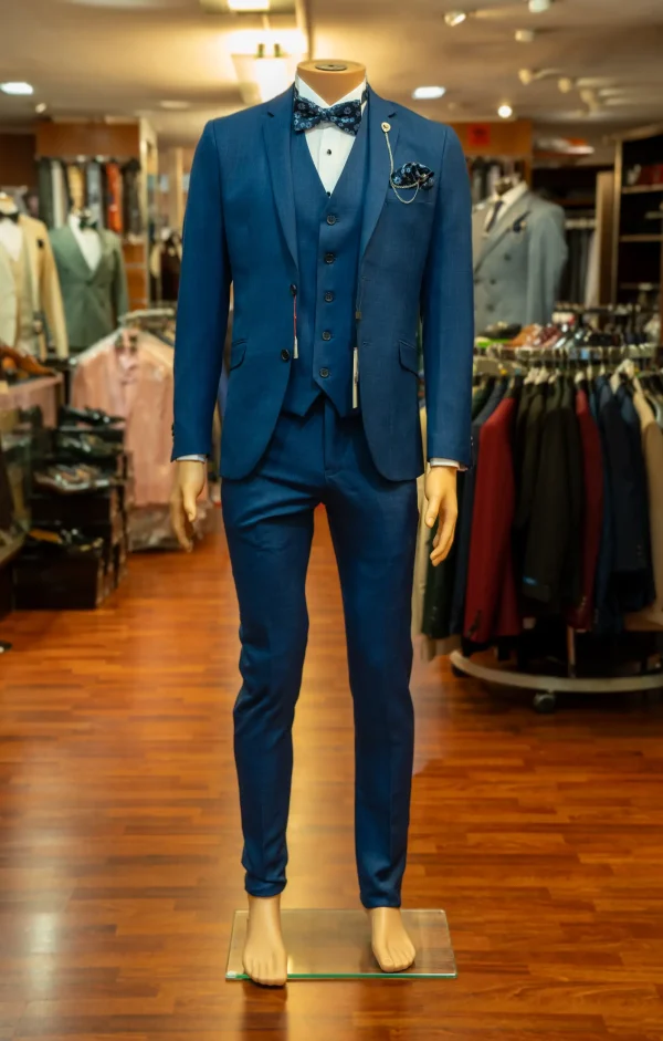 Costume bleu, détails blanc