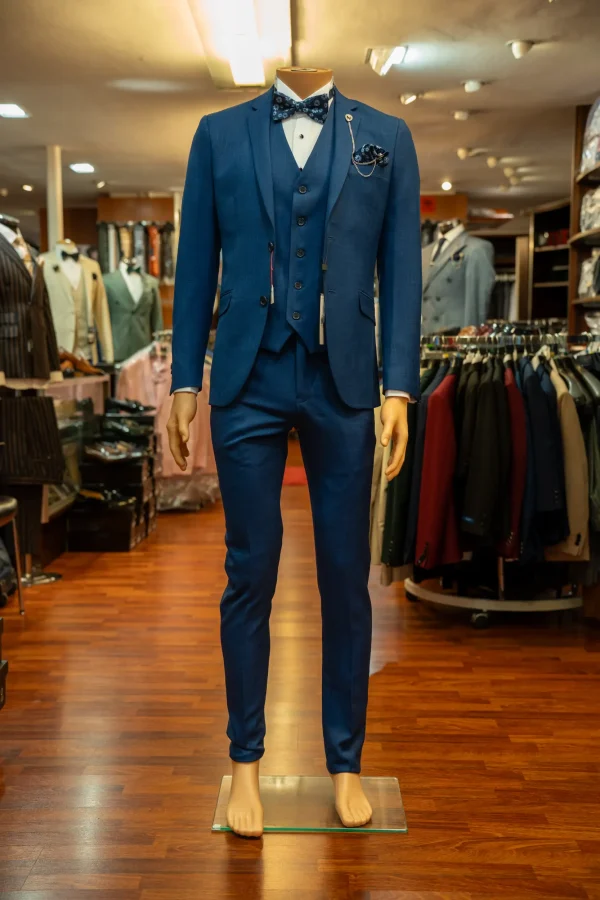 Costume bleu, détails blanc – Image 2