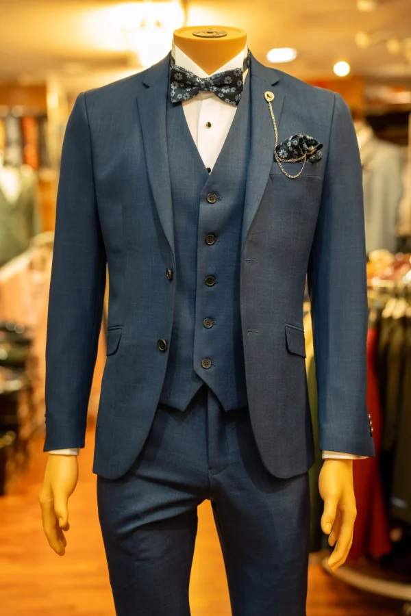 Costume bleu avec mouchoir