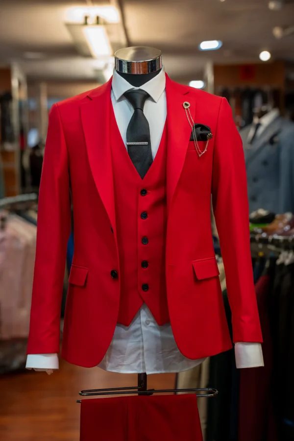 Costume rouge, détails noir et blanc