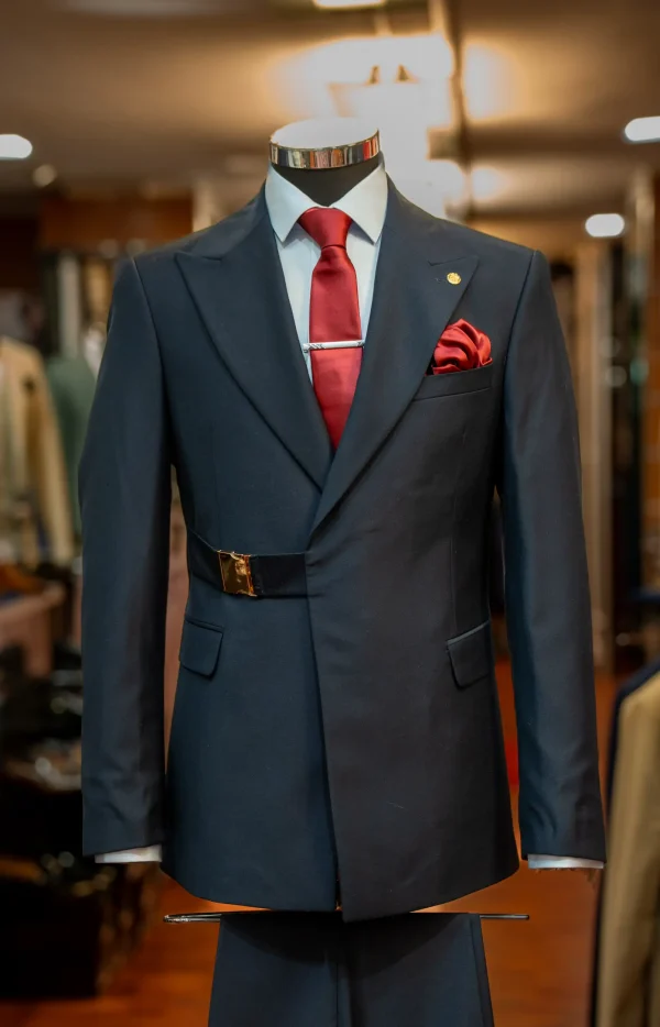 Costume marine avec boucle, détails rouge et bleu clair