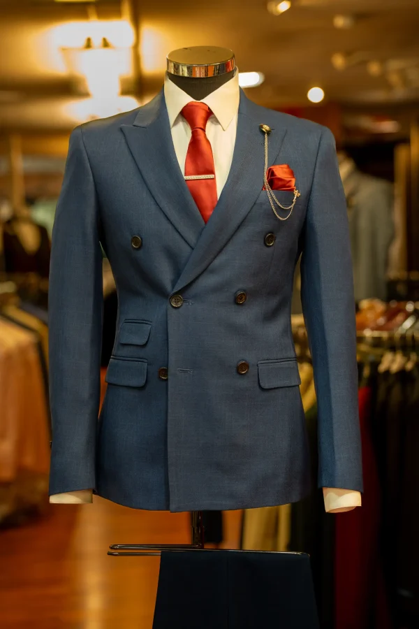 Costume bleu marine détails rouge et blanc