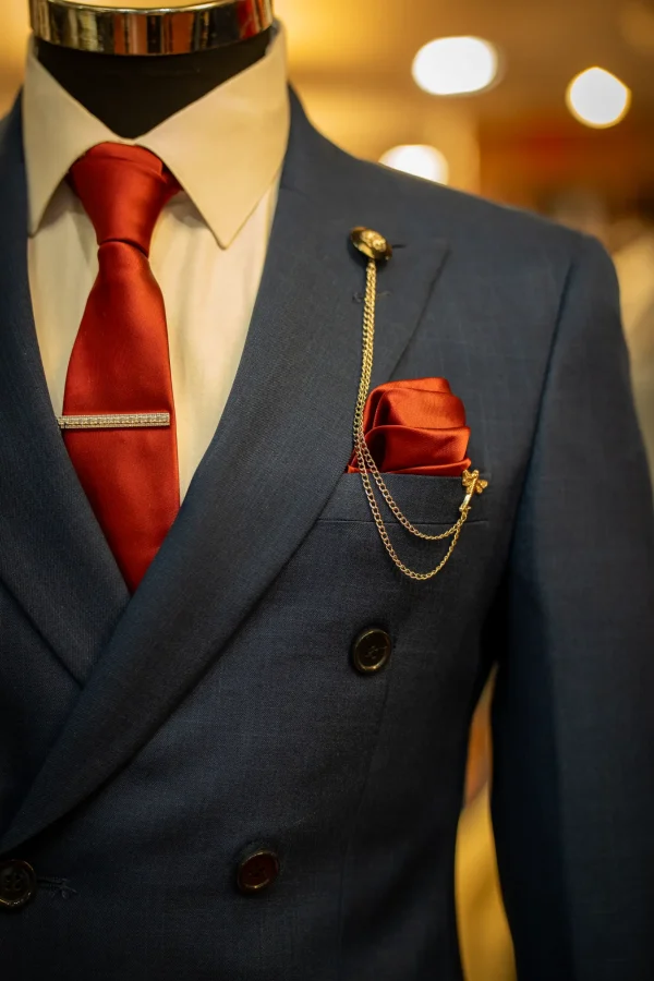 Costume bleu marine détails rouge et blanc – Image 2