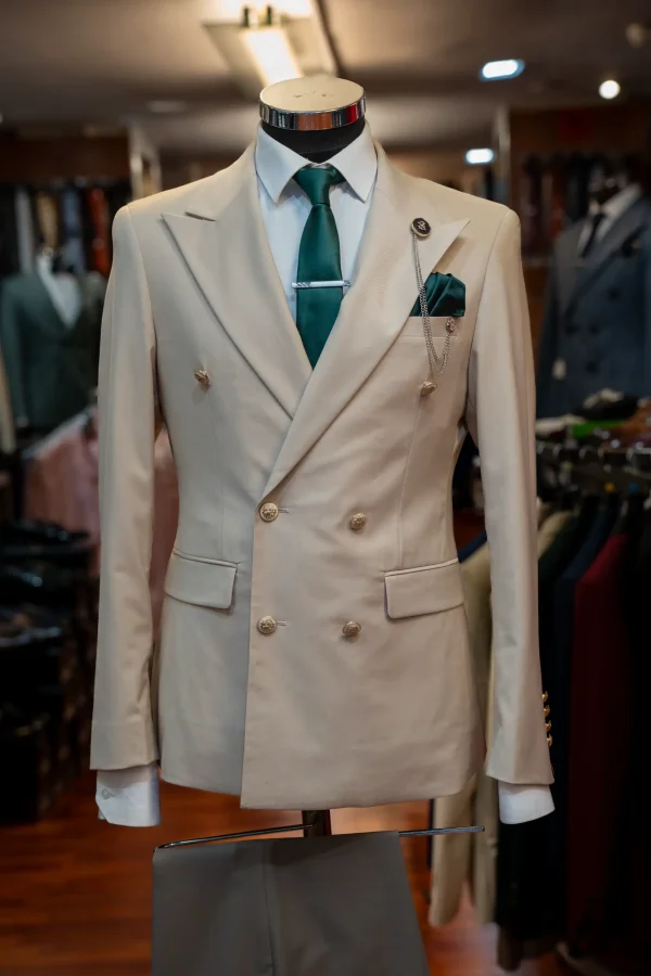 Costume beige, détails vert et blanc