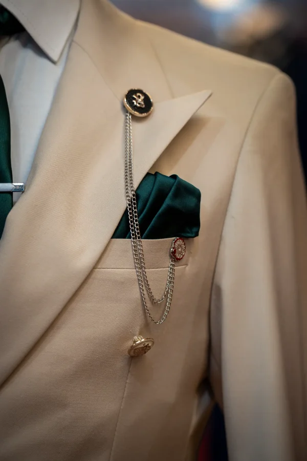 Costume beige, détails vert et blanc – Image 2