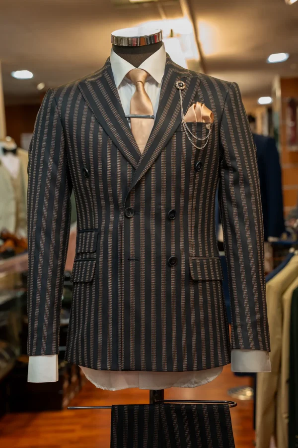 Costume rayé noir et doré, détails doré
