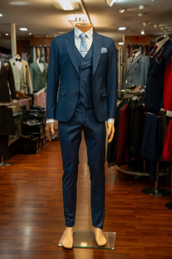 Costume bleu marine, détails blanc et bleu à motif