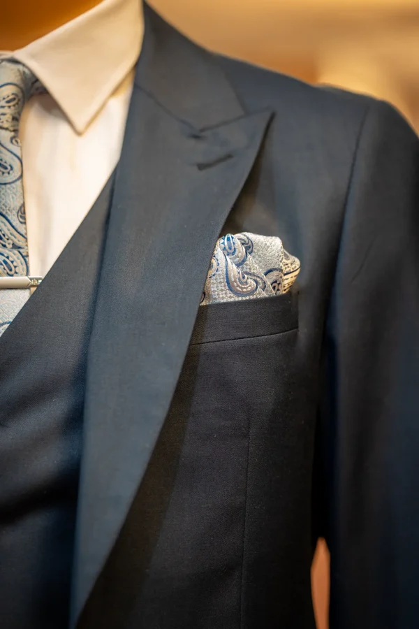 Costume bleu marine, détails blanc et bleu à motif – Image 2