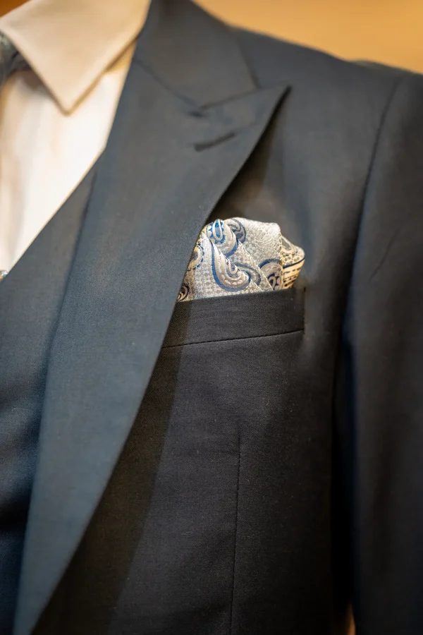 Costume bleu marine, détails blanc et bleu à motif – Image 3