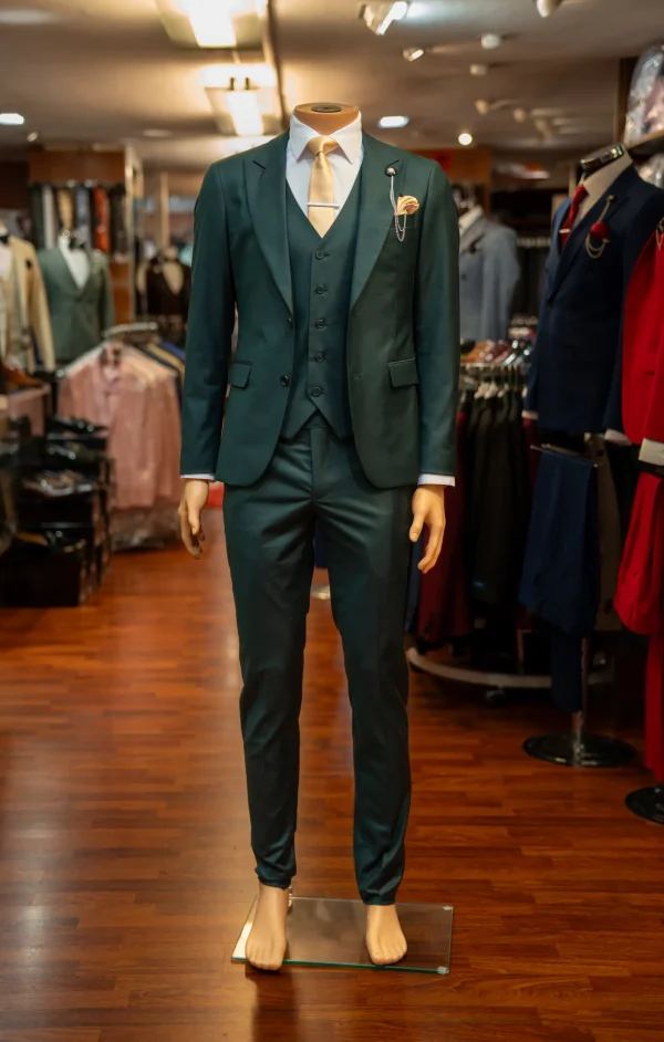 Costume vert, détails doré et blanc