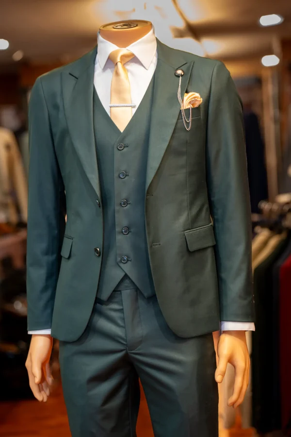 Costume vert, détails doré et blanc – Image 2