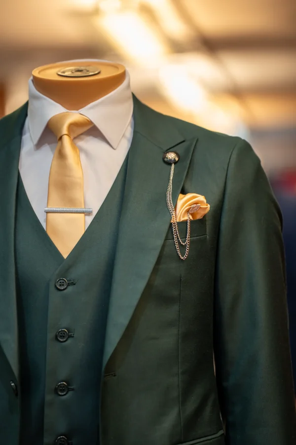 Costume vert, détails doré et blanc – Image 4