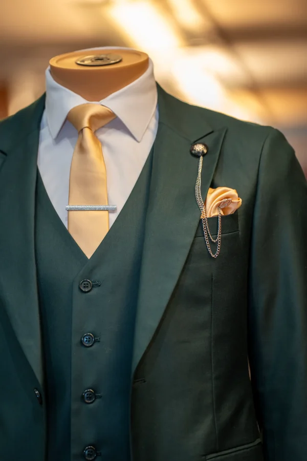 Costume vert, détails doré et blanc – Image 3