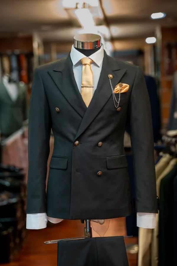 Costume noir, détails doré et blanc