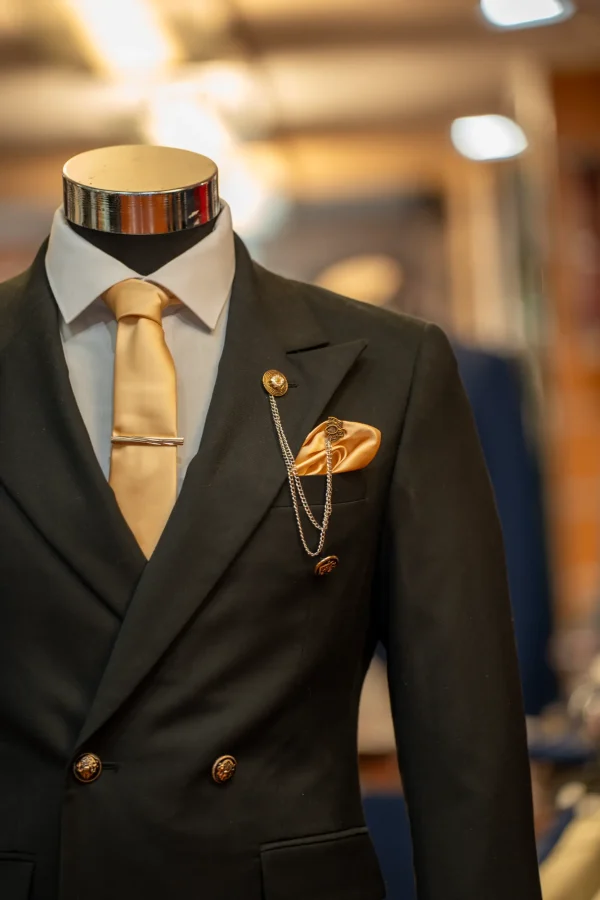 Costume noir, détails doré et blanc – Image 2