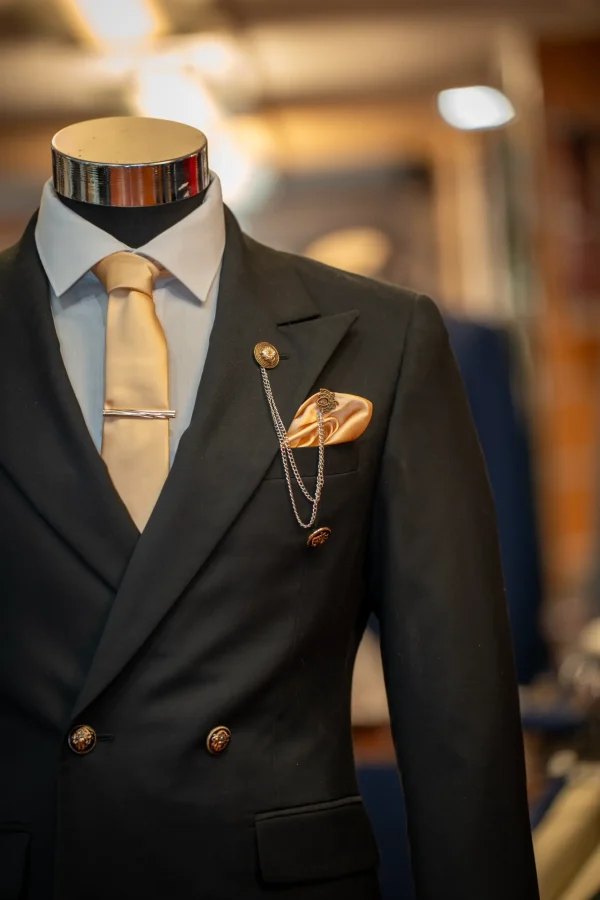 Costume noir, détails doré et blanc – Image 3