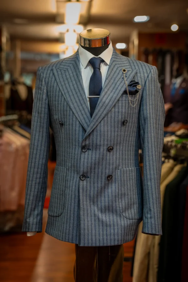 Costume gris rayé, détails blanc et bleu