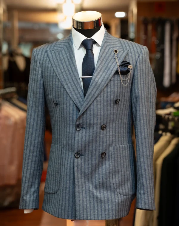 Costume gris rayé, détails blanc et bleu – Image 2