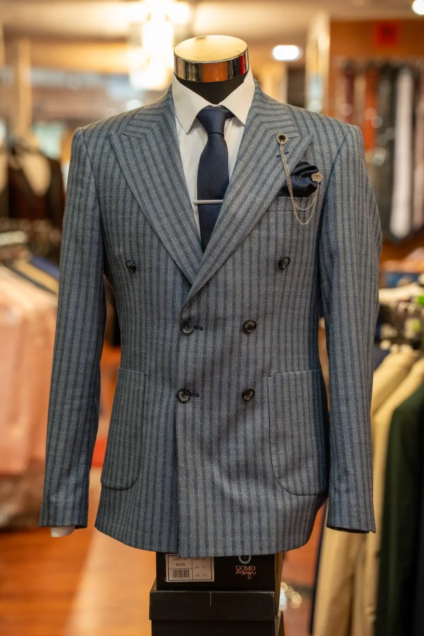 Costume gris rayé, détails blanc et bleu – Image 6