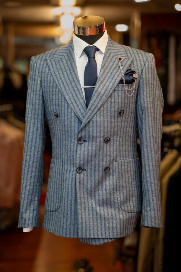 Costume gris rayé, détails blanc et bleu – Image 5