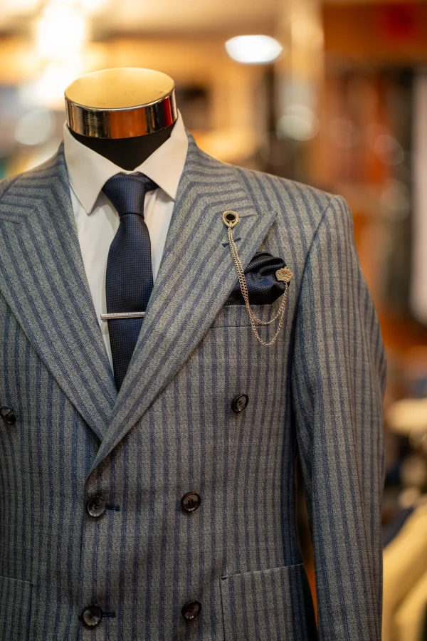 Costume gris rayé, détails blanc et bleu – Image 4