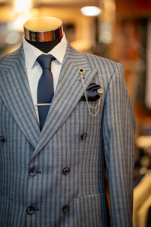 Costume gris rayé, détails blanc et bleu – Image 3