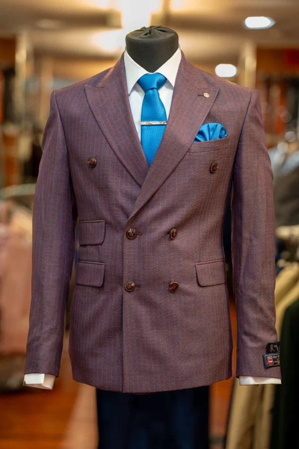 Costume bordeau, détails bleu et blanc