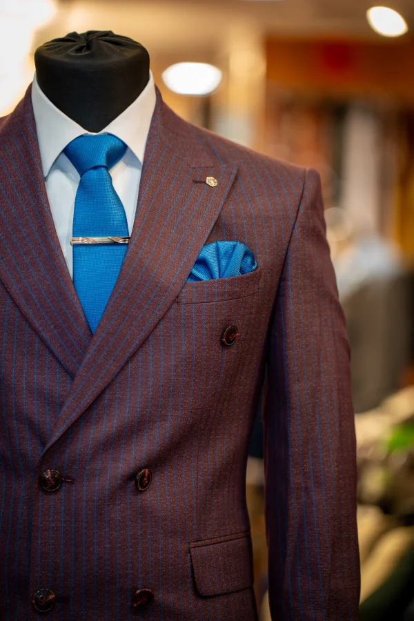 Costume bordeau, détails bleu et blanc – Image 2