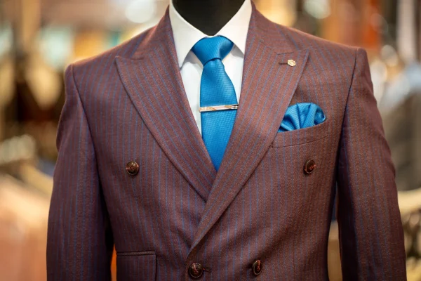 Costume bordeau, détails bleu et blanc – Image 3