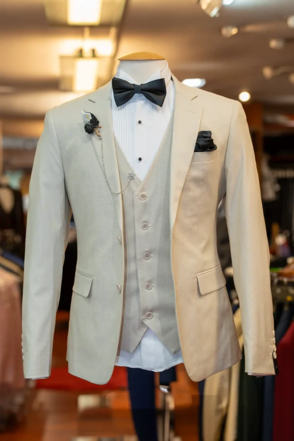 Costume beige, détails blanc et noir
