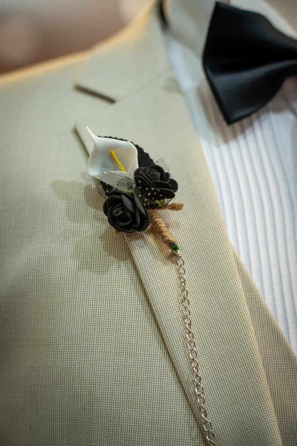Costume beige, détails blanc et noir – Image 2