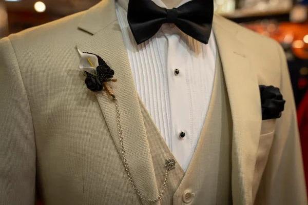 Costume beige, détails blanc et noir – Image 3