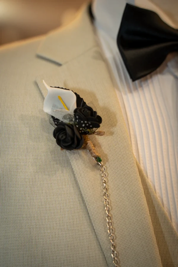 Costume beige, détails blanc et noir – Image 4