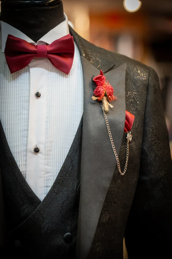 Smoking noir, détails brillants rouges et blanc – Image 3