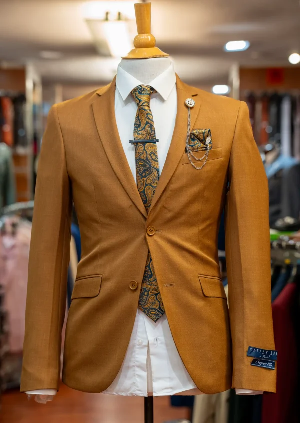 Costume moutarde, détails blanc et vert